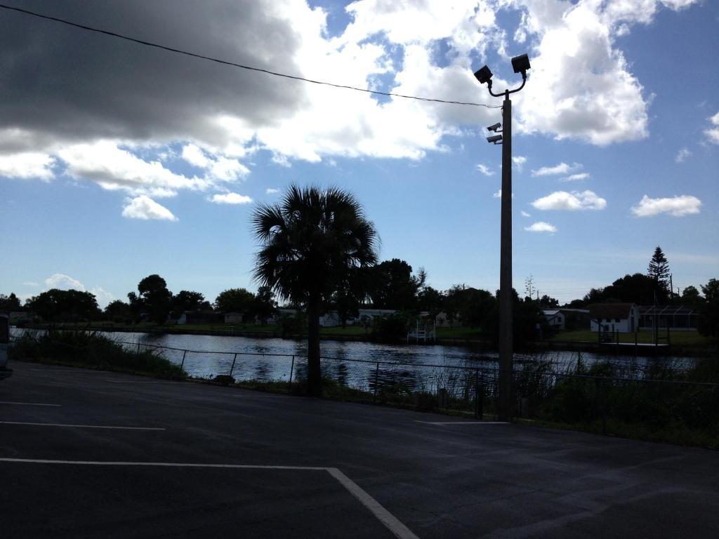 Americas Best Value Inn North Port Exterior foto